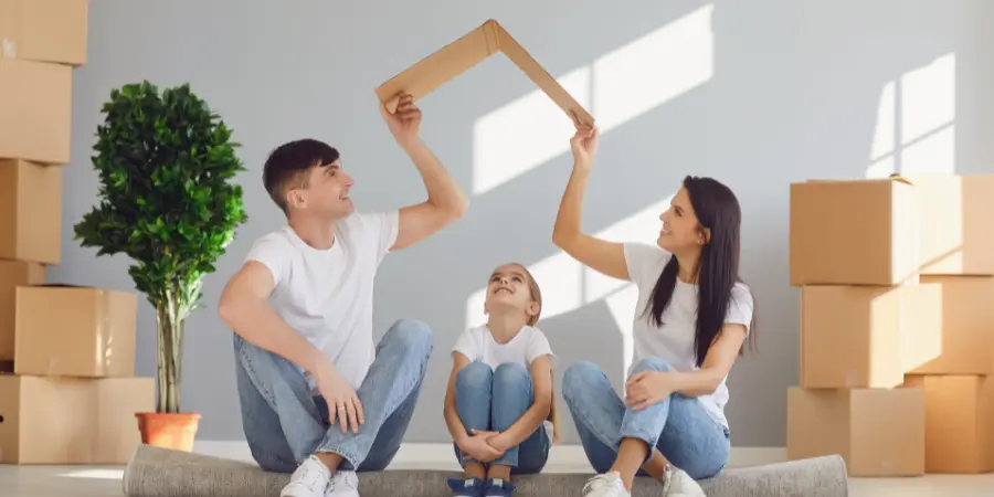 Familie baut ein energieeffizientes Haus