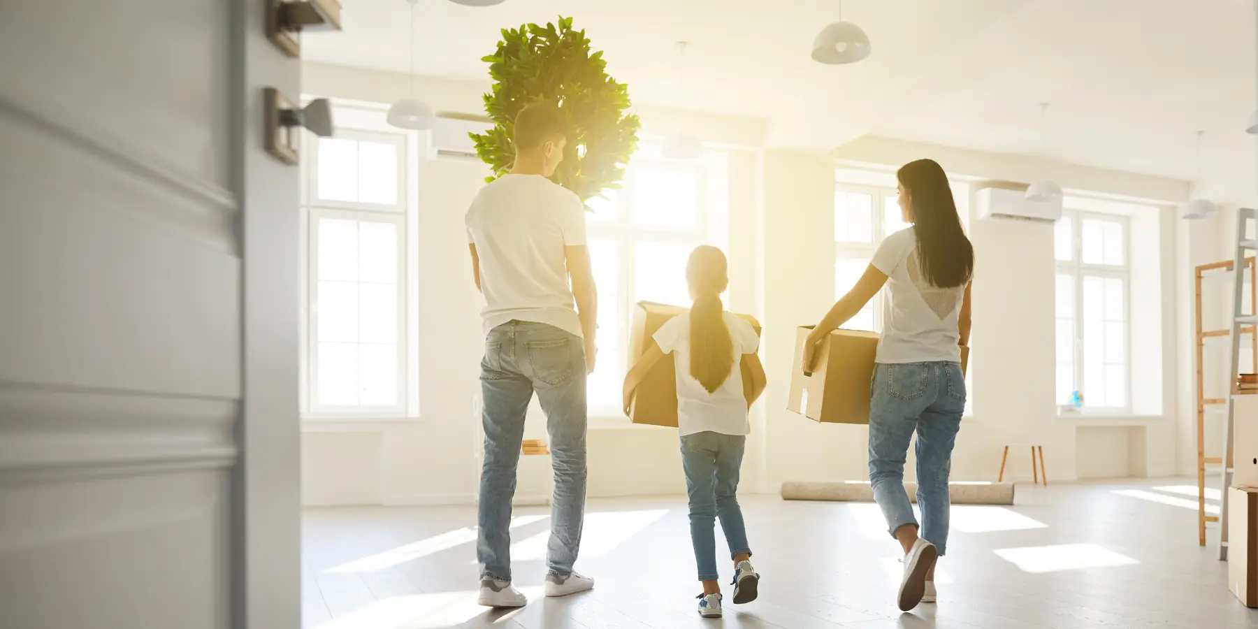 Einzug ins Fertighaus – Ankommen im neuen Zuhause Familie zieht in ihr neues Fertighaus ein und beginnt den Alltag im Eigenheim