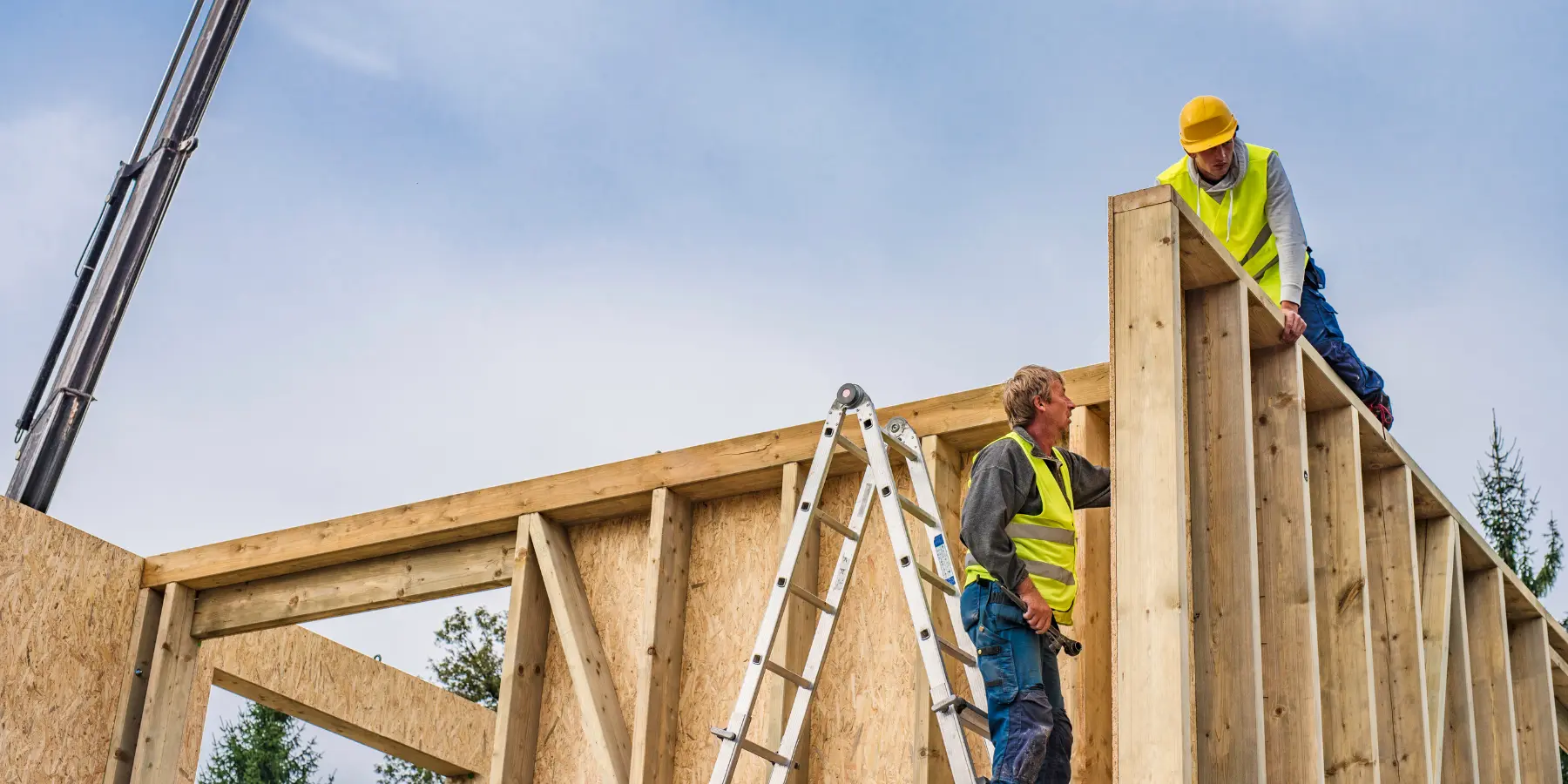 Fertighaus bauen: Schneller Aufbau und präzise Montage auf der Baustelle Aufbau eines Fertighauses mit vorgefertigten Wandelementen während der Bauphase