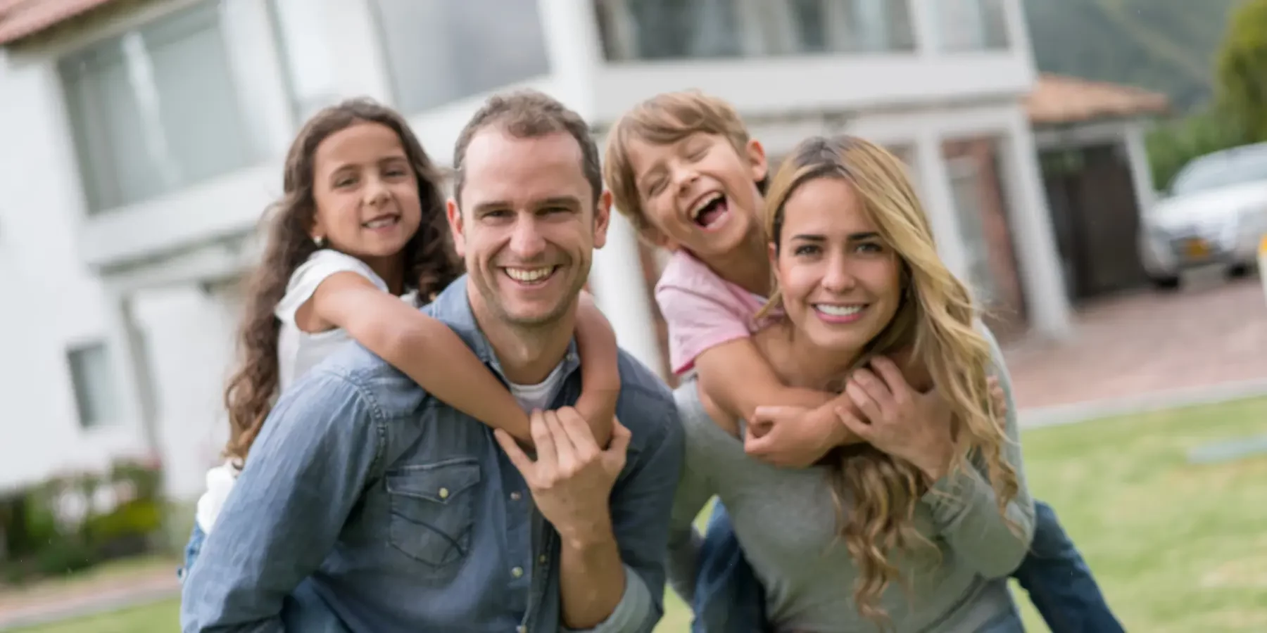 Der Weg zum Fertighaus – vom Traum vom Eigenheim zur Realität Junge Familie vor modernem Einfamilienhaus als Symbol für den Traum vom eigenen Fertighaus