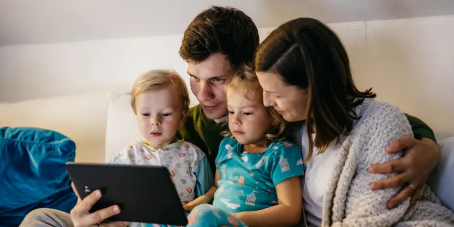 Intelligente Heizungssteuerung im Fertighaus Familie im energieeffizienten Fertighaus nutzt eine moderne Heizungssteuerung für Wärmepumpe und Photovoltaik